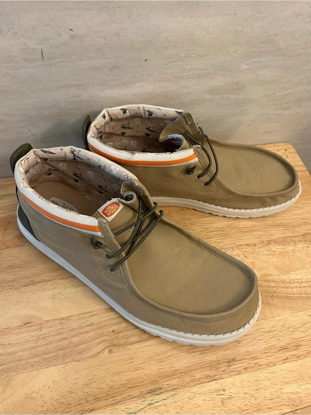 HEYDUDE Men's Wally Mid Stars N Skulls (Tan).